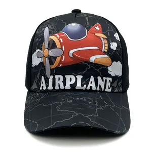 Detail der Kinder-Baseballkappe mit rotem Flugzeug-Cartoon und Kartenstruktur-Print