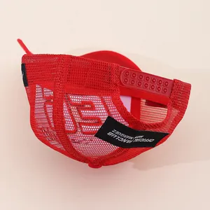 Détail de la casquette trucker Marc Marquez 93 avec filet rouge et sangle réglable
