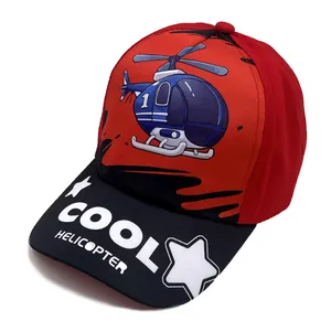Detail der Kinder-Baseballkappe mit blauem Hubschrauber und weißem COOL-Schriftzug