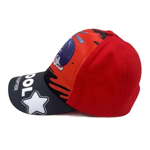 Detailansicht der rot-schwarzen Kinder-Baseballkappe mit blauem Hubschrauber-Print