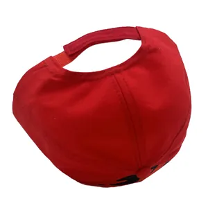 Rückansicht der roten Kinder-Baseballkappe mit Klettverschluss und hochwertigem Baumwollstoff
