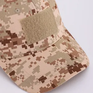 Detailansicht der taktischen Wüstencamo-Mütze mit Klettfläche und verstärkten Nähten
