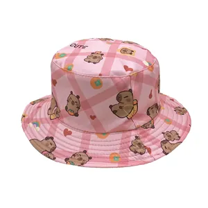 Ροζ καρό καπέλο bucket με χαριτωμένα σχέδια capybara και τη λέξη CUTE στην κορυφή