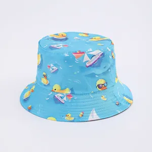 Dettaglio del cappello da sole blu con anatre gialle e barche a vela per l'estate