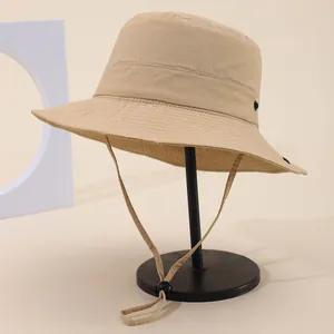 Beigefarbener schnelltrocknender Sonnenhut mit breiter Krempe und verstellbarem Windseil