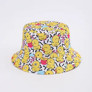 Dettaglio della fantasia con piccole papere gialle stampate su un cappello alla pescatora