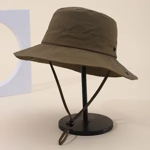 Detail eines Outdoor-Sonnenhuts mit verstellbarem Windseil und atmungsaktiven Metallösen