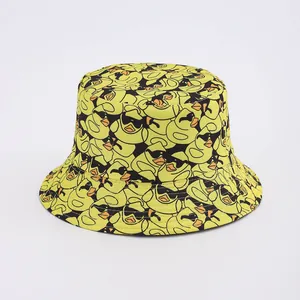 Dettaglio cappello alla pescatora giallo con stampa integrale di papere con occhiali
