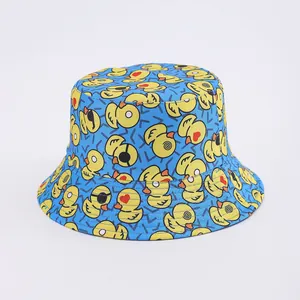 Dettaglio di un cappello da pescatore blu con motivi a papera gialla e trama in tela