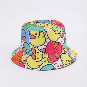 Dettaglio del cappello alla pescatora colorato con stampe di anatre e cuciture