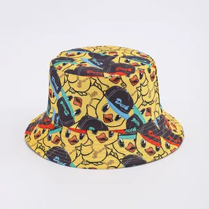 Dettaglio di un cappello a secchiello in cotone con stampa di anatre gialle all-over