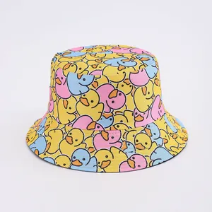Dettaglio delle stampe di papere colorate giallo rosa e blu sul tessuto del cappello