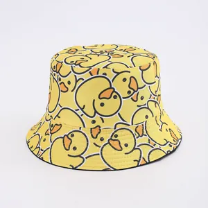 Dettaglio del cappello alla pescatora giallo con simpatiche stampe di anatre su tela resistente