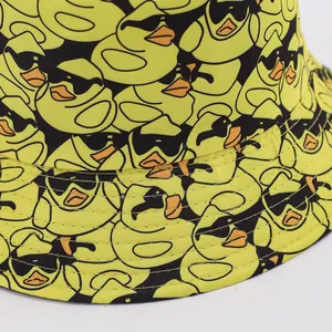 Cappello alla pescatora giallo con stampa integrale di anatre e tesa trapuntata moda