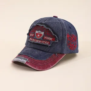 Detail der Vintage-Baumwollkappe mit New-York-Stickerei und abgenutztem Schirm in Blau