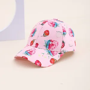 Dettaglio cappello da baseball rosa con stampe di fragole ad acquerello e visiera curva