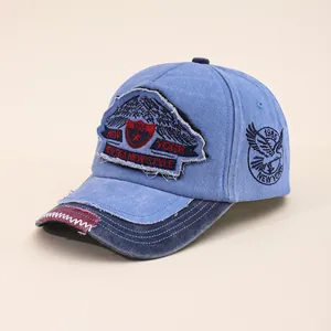 Detail der vintage blauen Baseballkappe mit New York Stickerei und Distressed-Patchwork-Texturen