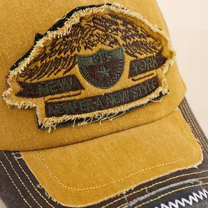 Makro-Detail der New York 1985 Stickerei und Adler-Patch auf einer Vintage Baumwoll-Basecap