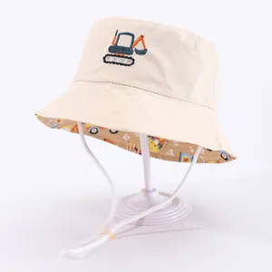Cappello da sole beige per bambini con ricamo escavatore e cinturino regolabile
