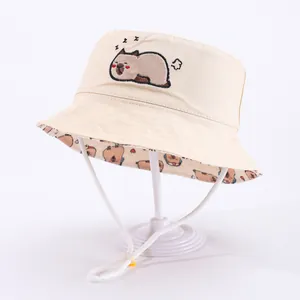 Cappello da pescatore beige per bambini con ricamo capibara e cordoncino regolabile
