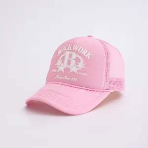 Rosa Mesh Trucker Cap mit Black Work Schriftzug und Vintage Buchstabe B Design