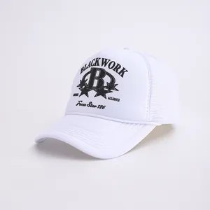 Detailansicht der atmungsaktiven Mesh-Rückseite und des Profils der weißen Trucker Cap