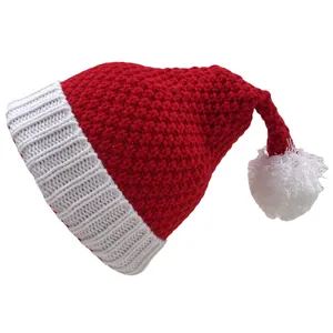 Nahaufnahme einer rot-weißen Strick-Weihnachtsmütze mit Rippstrickbund und Bommel