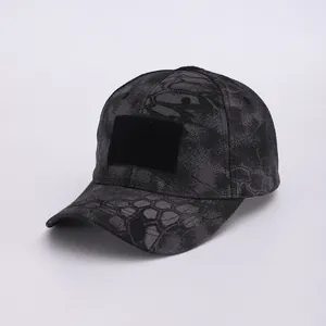 Detailaufnahme der taktischen Camouflage-Kappe mit Klettfläche für Abzeichen