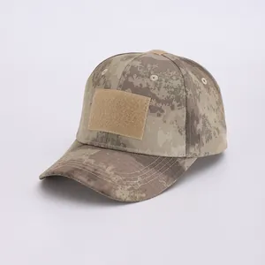 Detailansicht der taktischen Camouflage-Kappe mit Klettverschlussfläche auf der Front