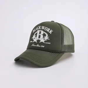 Makroaufnahme der armygrünen Trucker-Cap mit Black Work Text und bedrucktem B-Logo
