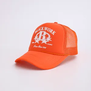 Detail der orangefarbenen Mesh-Trucker-Cap mit BLACK WORK-Aufdruck und Netzrückseite