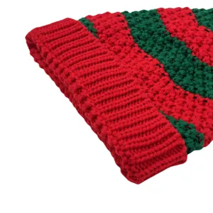 Nahaufnahme der rot-grün gestreiften Stricktextur und der Rippkante der Mütze