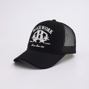 Klassische schwarze Trucker Cap mit weißem B-Buchstaben und atmungsaktivem Mesh-Netz
