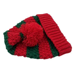 Festliche rot-grün gestreifte Weihnachts-Strickmütze mit großer roter Bommel-Verzierung