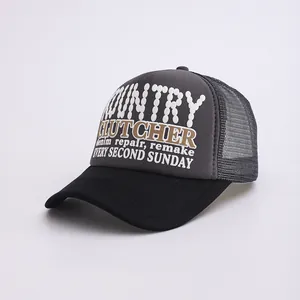 Détail du filet respirant et de l'imprimé vintage sur cette casquette trucker