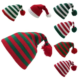 Gestrickte Weihnachts-Elfenmützen mit Bommel in verschiedenen festlichen Streifenmustern