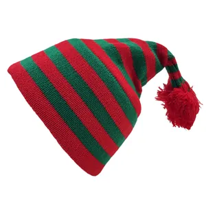 Detail der rot-grün gestreiften Weihnachtsstrickmütze mit Bommel und elastischer Textur