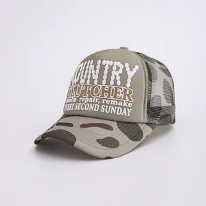 Détail de la casquette trucker avec filet, visière camo et broderie Country Clutcher