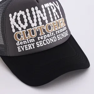 Détail macro de la casquette trucker grise avec visière noire et imprimé KOUNTRY
