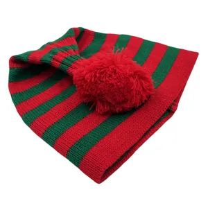 Gestrickte Weihnachtsmütze mit rot-grünen Streifen und großem roten Bommel oben
