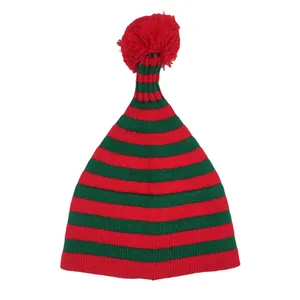 Klassische rot-grün gestreifte Strickmütze für Weihnachten mit großer roter Bommel-Dekoration
