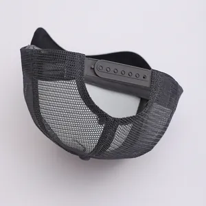 Vue arrière réglable de la casquette trucker en mesh respirant avec fermeture snapback