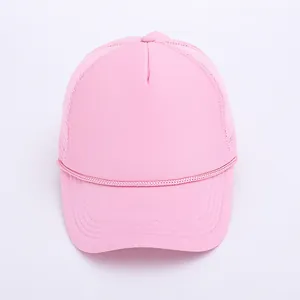 Rosa Trucker Cap mit Mesh-Rückseite und Zierseil für den Sonnenschutz im Freien
