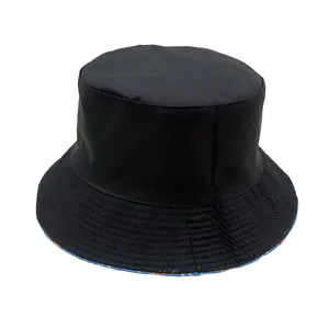 Μαύρο βαμβακερό καπέλο bucket με μπλε φλοράλ επένδυση και κυκλικές ραφές στο γείσο