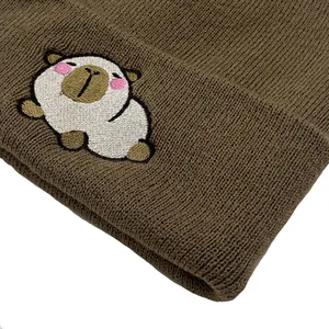 Donkerbruine gebreide muts met Capybara-borduurwerk van warm materiaal voor de winter