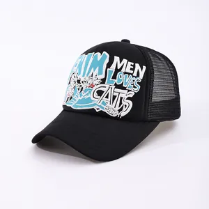 Dettaglio ricamo CATS su cappello trucker nero con retro in rete traspirante unisex