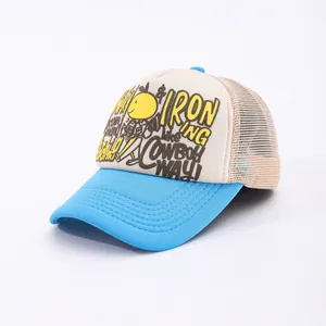 Détail de la visière bleu ciel et du filet sur la casquette trucker bicolore