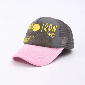 Détail de la visière rose et du filet gris respirant sur une casquette trucker