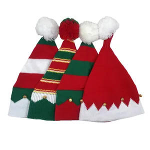 Set de cuatro gorros navideños de punto en rojo y verde con pompones y pequeños cascabeles