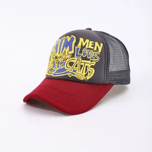 Dettaglio del cappello trucker con rete, visiera rossa e stampa graffiti CATS